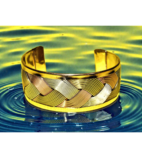 Bracelet en Cuivre tressé posé sur l'eau
