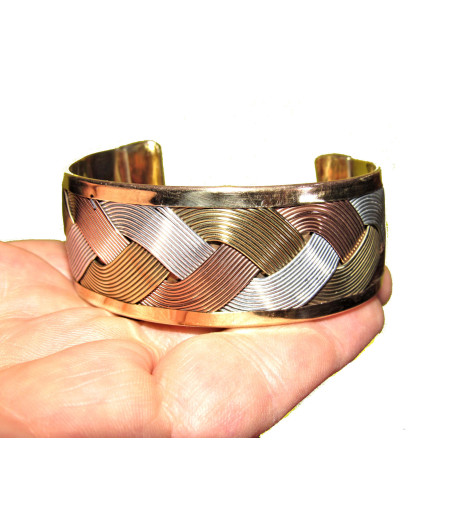 Bracelet en Cuivre tressé posé sur une main