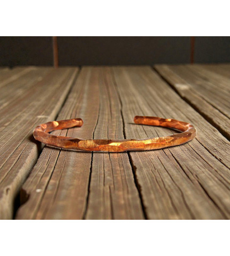 Bracelet en Cuivre Martelé posé sur bois