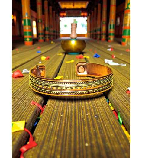 Bracelet en Cuivre Aimanté – Décor Losanges dans temple tibétain