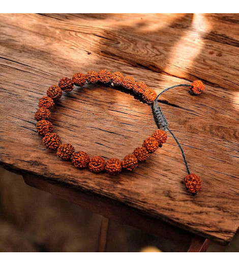Bracelet 21 perles de Rudraksha sur table bois