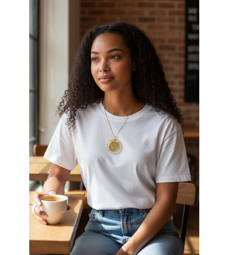 Pendentif Fleur de Vie en Orgonite et Sélénite porté par Kendall