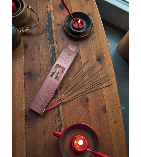 Encens Vierge Miraculeuse – Encens Religieux bâtonnets sur table