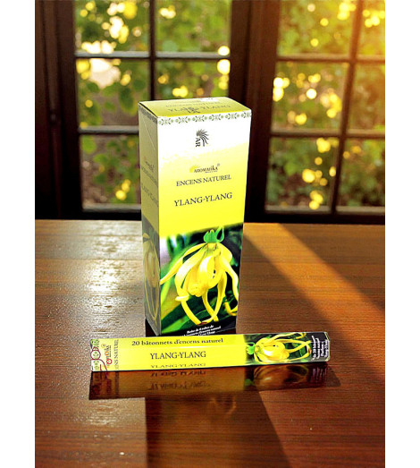 Encens Naturel Ylang Ylang Aromatika devant une fenêtre