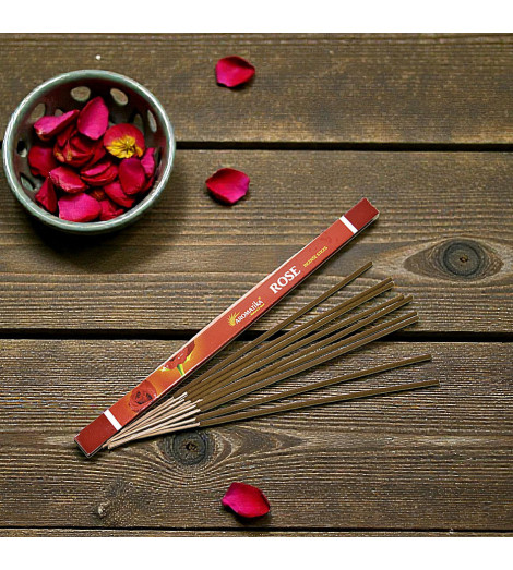Encens à la Rose Aromatika bâtonnets sur table