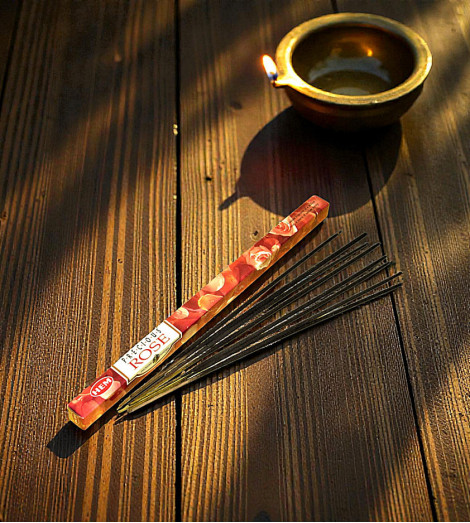 Encens à la Rose HEM Boîte de 10g bâtonnets sur table