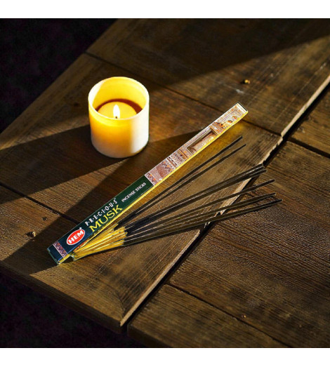 Encens Musc Précieux HEM - Bâtonnets sur table