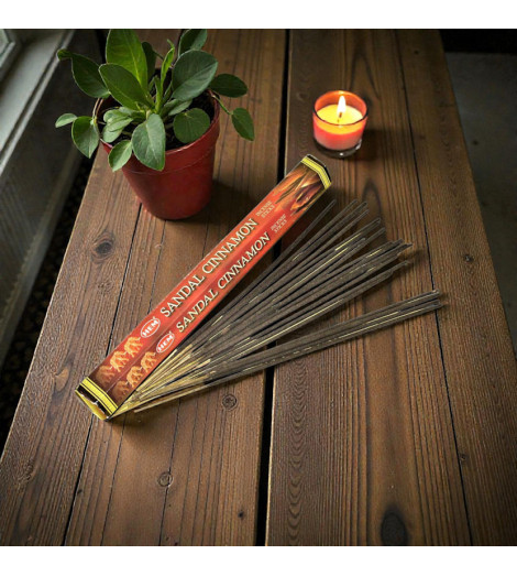 Encens Cannelle & Santal HEM  bâtonnets sur table