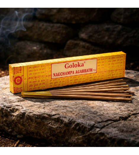 Encens Goloka Nag Champa  - boite et bâtonnets sur pierre