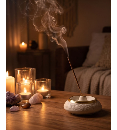 Encens Bois de Santal Aromatika – bâtonnet allumé dans son brule encens