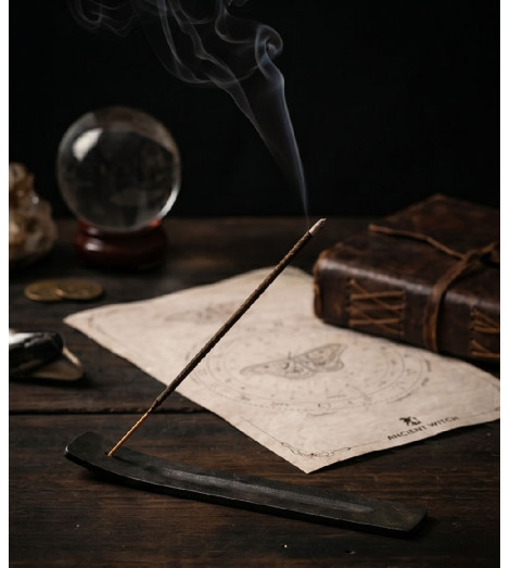 Rituel de purification Ancient Witch – bâtonnet encens allumé et carte de divination