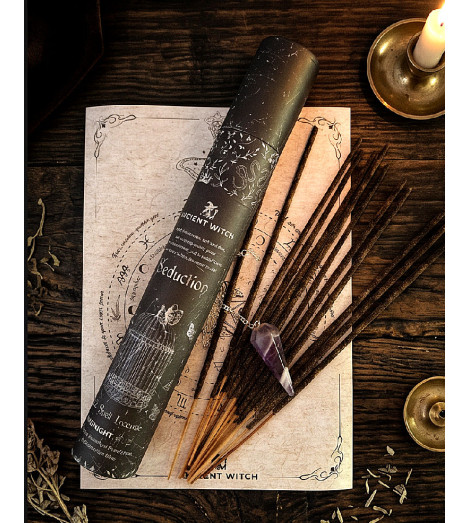 Encens Sortilège Séduction Ancient Witch – bâtonnets et pendule améthyste sur carte de divination
