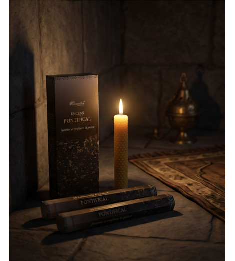 Encens Pontifical Aromatika avec une bougie allumée