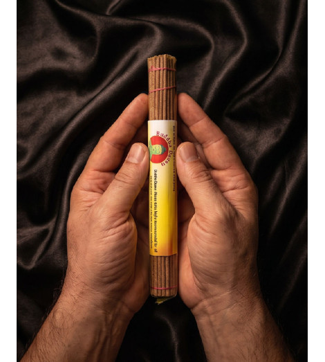 Encens Tibétain Bouddha Darshan dans les mains