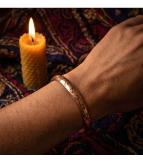 Bracelet Tibétain en Cuivre Mantra de Protection porté