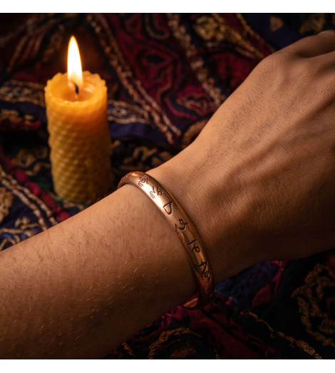Bracelet Tibétain en Cuivre Mantra de Protection porté