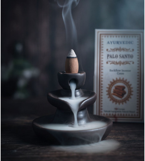 Encens Ayurvédic en cônes – Palo Santo - effet fontaine en action