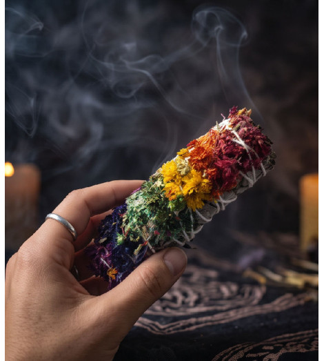 Sauge Blanche de Californie & Verbasco – Fagot 7 Chakras tenu en main