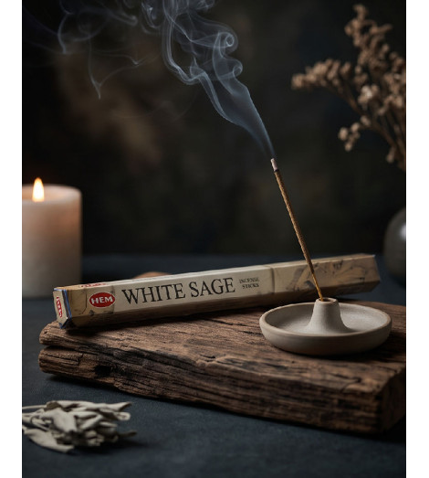 Encens Sauge Blanche HEM bâtonnet fumant sur brule encens