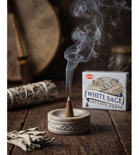 Encens Sauge Blanche HEM en Cônes - fumant sur son brule encens