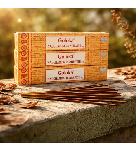 Encens Goloka Nag Champa Agarbatti – Lot de 3 Boîtes sur un muret en pierre