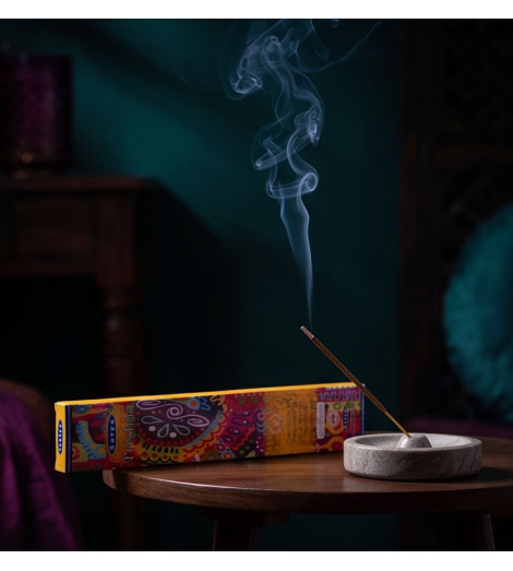 Encens Satya Trishaa – bâtonnet fumant sur son brule encens