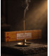 Encens Goloka Nag Champa - bâtonnet fumant sur son brule encens