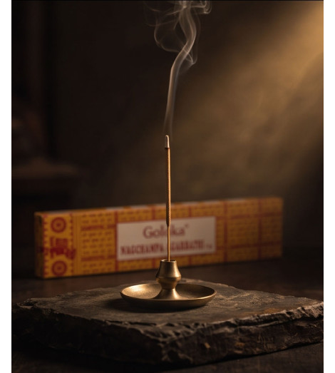 Encens Goloka Nag Champa - bâtonnet fumant sur son brule encens