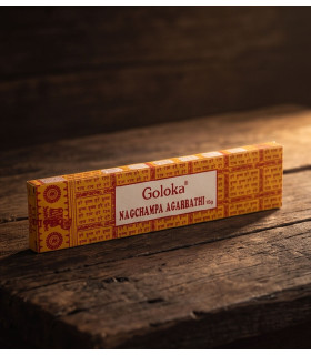 Encens Goloka Nag Champa - Boite de 15g sur table en bois
