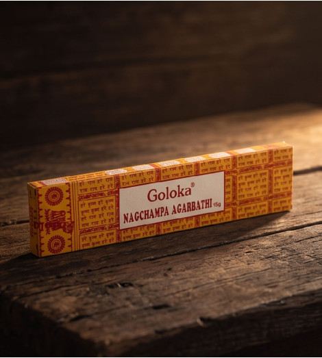 Encens Goloka Nag Champa - Boite de 15g sur table en bois