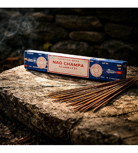 Encens Nag Champa Satya Saï Baba – boite et bâtonnets sur pierre