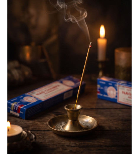 Encens Nag Champa Satya Saï Baba – bâtonnet fumant sur son brule encens