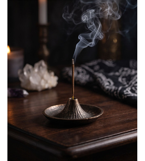 Encens Patchouli Aromatika - bâtonnets fumant sur son brule encens